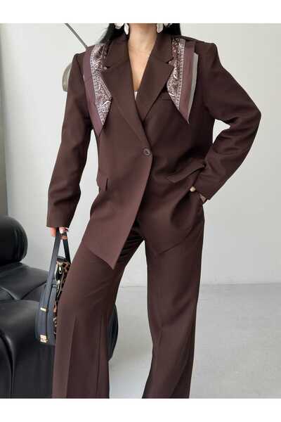 Moda İkra A Stylish Jacket-Pants Set with a Patterned Scarf on the Shoulders ...