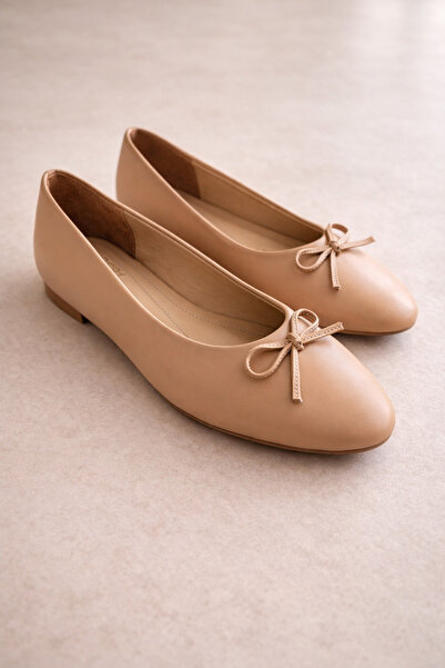 nope21shoess حذاء باليه من الجلد الطبيعي من ماركة Base Biscuit