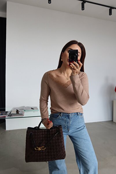 Özge Özgenç Yakası Dantelli Triko Bluz