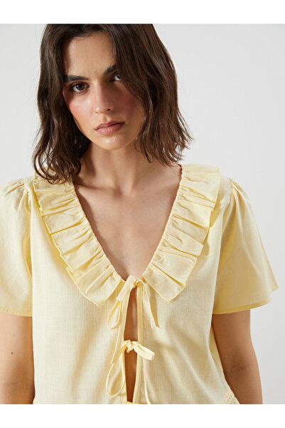 LC Waikiki بلوزة أوزماركا للموسم الجديد بياقة على شكل V مزينة بكشكشة