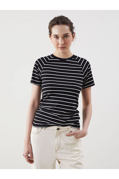 LC Waikiki Γυναικείο μπλουζάκι με ρίγες με λαιμόκοψη Özmarka New Season