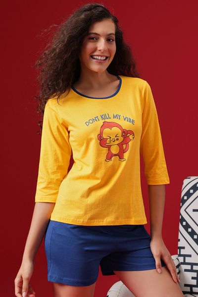 Clovia بلوزة "برينت مي بريتي" باللون الأصفر وشورت "شيك بيسيك" باللون الأزرق ا...