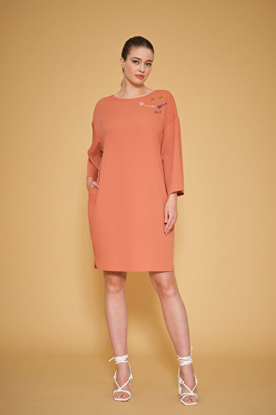 VERDA Φόρεμα με αξεσουάρ βελόνας