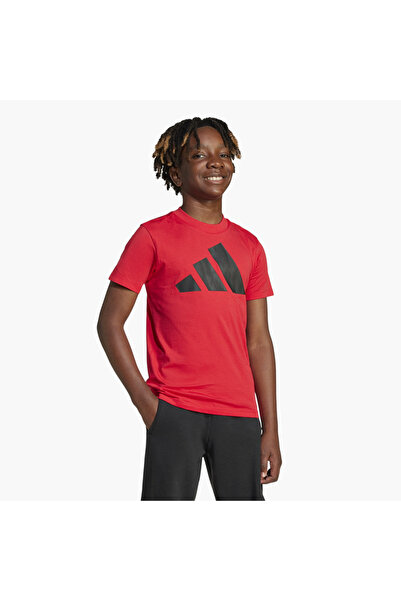 adidas تيشيرت قطني للأولاد برقبة دائرية قطن شعار - أكمام قصيرة