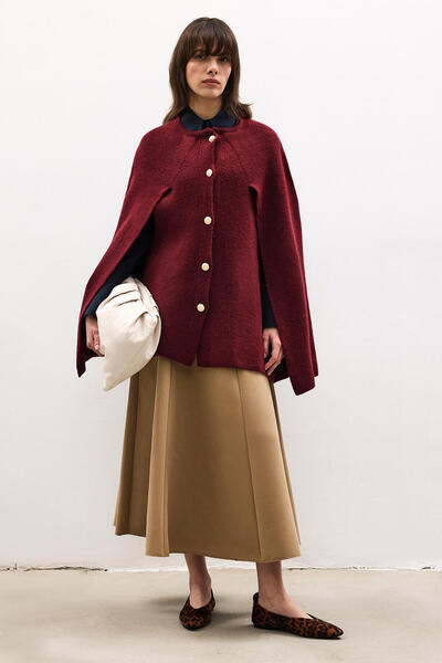 Touché Privé Gold Buttoned Knitted Poncho