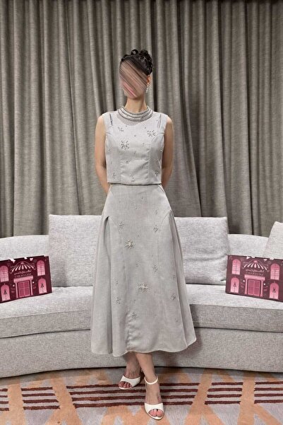 Jood Elegant women's outfit with eye-catching embroidery