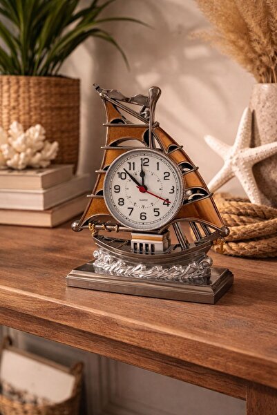 madewithlove Dekoratif Yelkenli Masa Saati – Metal Deniz Temalı