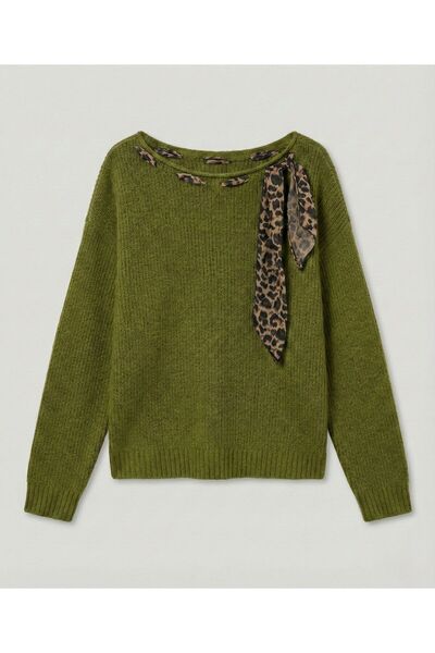İnouveaue Kadın Yeşil Renk Leopar Desenli Fular Detaylı Yumuşak Triko Kazak