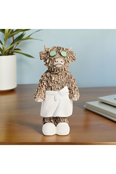 Choice تمثال بقرة هايلاند بنية اللون، قطعة واحدة، ترتدي رداء حمام وعيناها ملت...