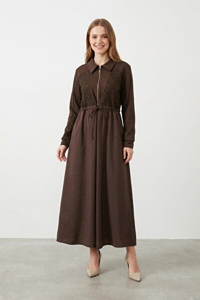 Puane Дълга дамска рокля с цип и бродерия с камъни - 12674ELB - КАФЯВО