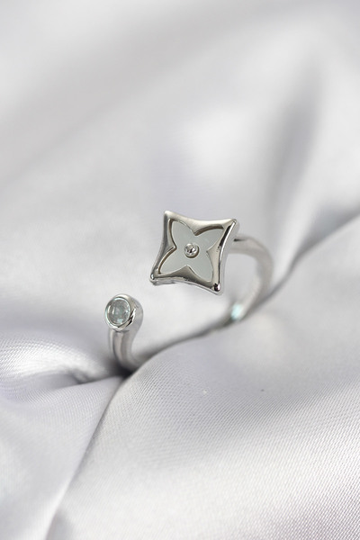 Skygo ieg ™   خاتم نسائي من حجر الزركون موديل كلوفر مربع الشكل باللون الفضي -...