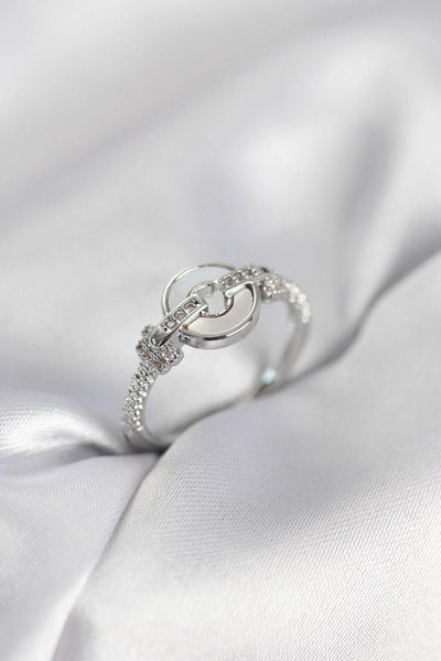 lowell home خاتم نسائي فضي اللون على شكل دائرة ومرصع بحجر الزركون