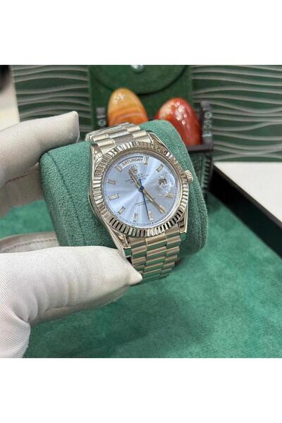 Watch A men's watch with a sophisticated design that combines elegance and pr...