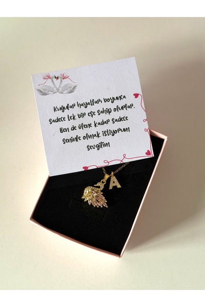 Alis Accessory Harfli pembe kuğu kolye