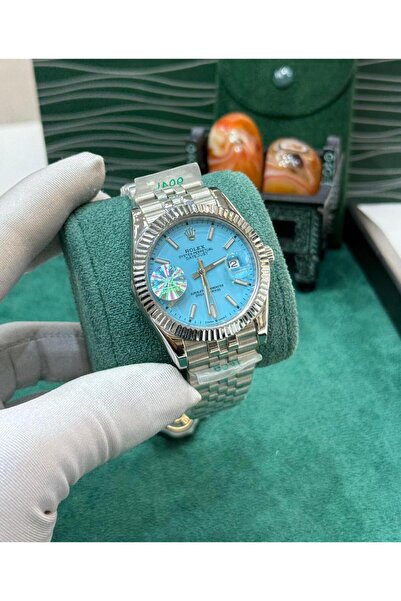 Watch A men's watch with a sophisticated design that combines elegance and pr...