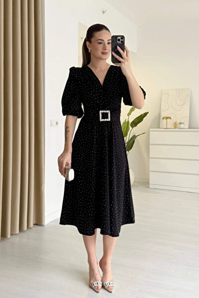 MOZENA Λαμπερό μίντι φόρεμα με διπλό στήθος και λεπτομέρεια με αγκράφα στο λαιμό