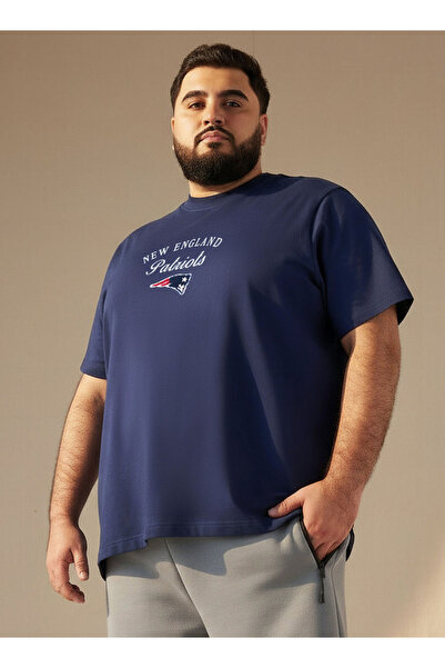 Maxim تيشيرت رجالي بقصة عادية، رقبة دائرية، كم قصير، مطبوع عليه شعار فريق نيو...