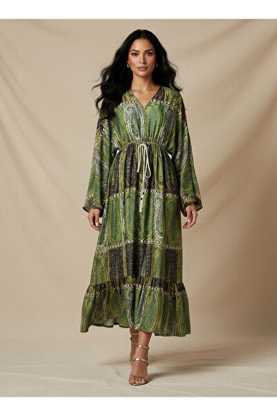 FAV فستان ماكسي بتصميم الكفتان مع تفاصيل ربطة وطبعة بيزلي