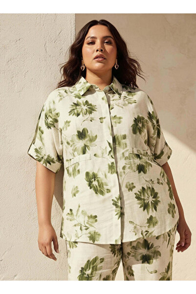 Ulla Popken قميص بقصة قصة مريحة وتفاصيل ربطة عنق بنقشة زهور