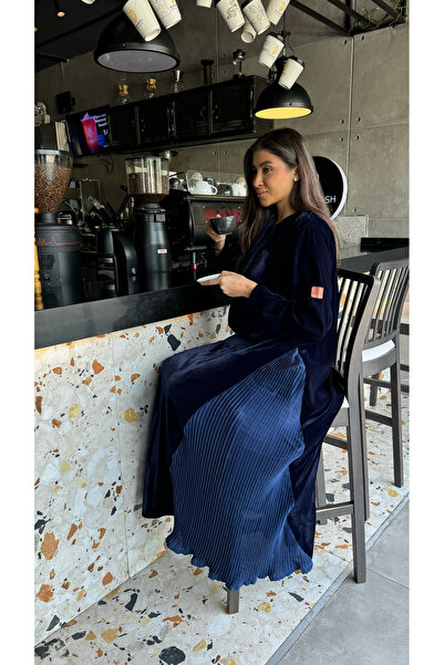 Warazan Winter velvet abaya with double-layered pleats, available in black an...