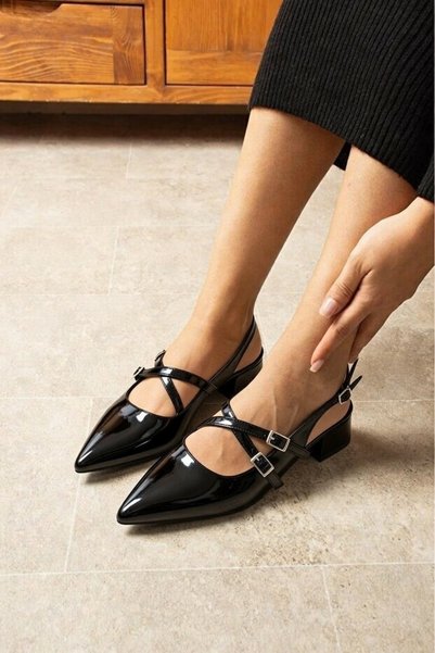 İnciAkfırat Pantofi balerini cu toc scurt de 3 cm, care oferă eleganță și confort împreună.