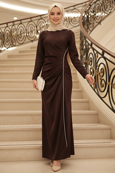 N.S NEVA STYLE Βραδινό Φόρεμα Σατέν Τεσσέρτουρ Σκούρο Καφέ με Λεπτομέρεια Ντρ...