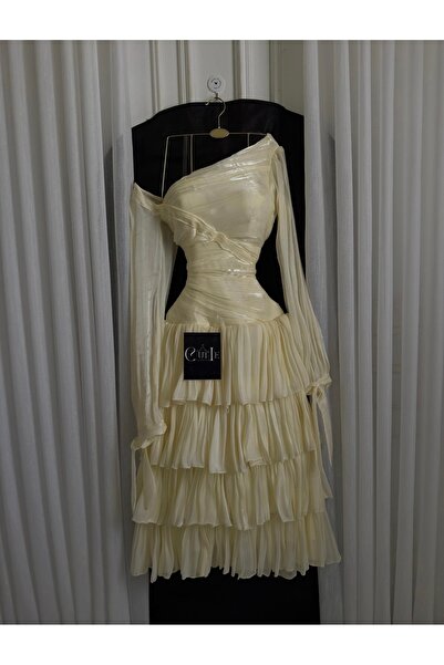 Cutie Elegant evening dress with a one-shoulder design and a luxurious cream ...