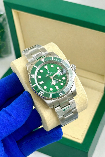 Watch A men's watch with a sophisticated design that combines elegance and pr...