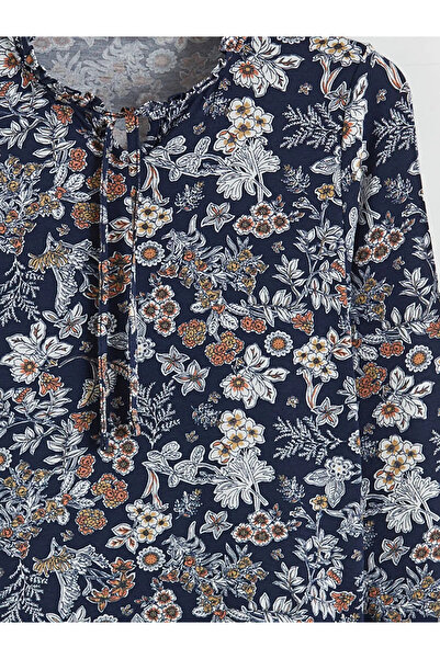LC Waikiki Μπλούζα με λουλούδια με γιακά με κορδόνια σε μπλε ναυτικό