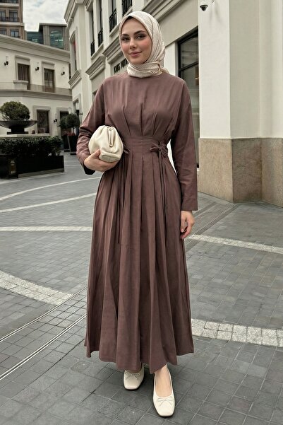 InStyle Pileli Kuşaklı Sütlü Kahve Elbise