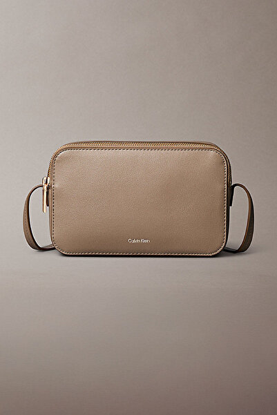 Calvin Klein Kadın Foıl Logo Elongated Camera Bag Omuz Çantası - Bej