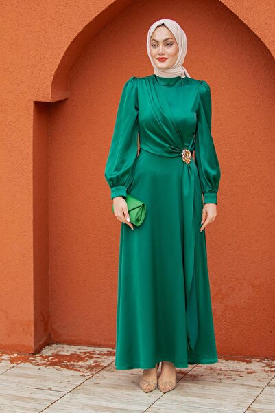 Tesettür Çarşım Nilda Gül Broş Detaylı Saten Abiye-Zümrüt