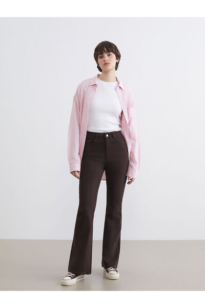 LC Waikiki بنطلون جينز نسائي من مجموعة إلسيفا باللون البني