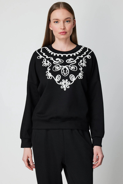 On Fashion Women's Black Sweatshirt with Embroidered Collar 66357