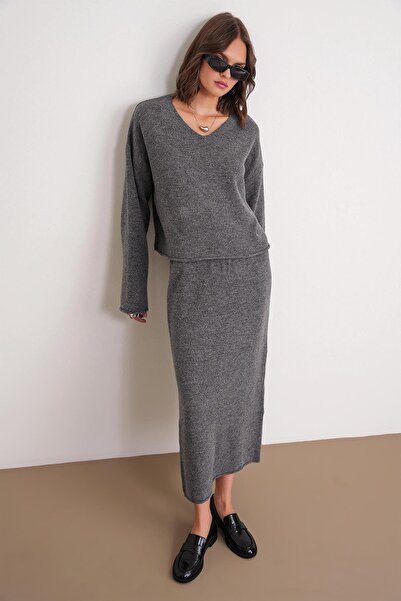 Hiccup Mixray V-neck sweater and skirt knitted set