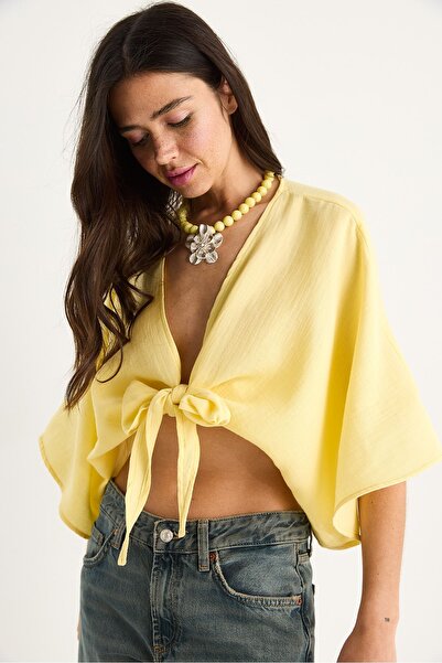 Hiccup Bluză scurtă cu mânecă trei sferturi și decolteu în V, cu detalii de l...