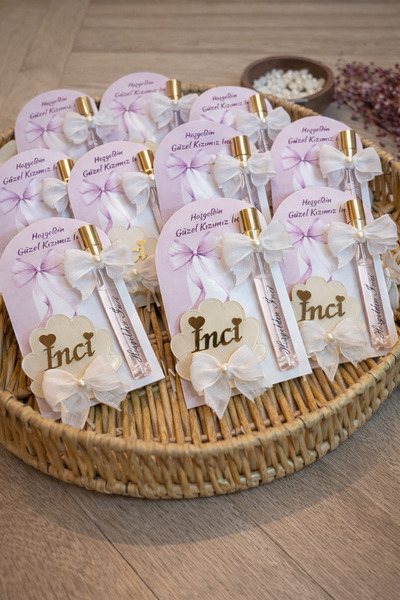 Defne 20 adet kuşe kâğıt üzerine kurdela detaylı sprey kolonya ve Pleksi isim...