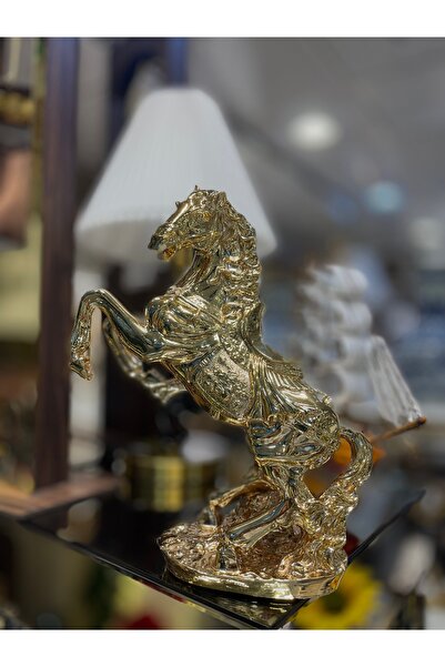 HomeNew The golden sculpture of the Arabian horse is a luxurious work of art ...