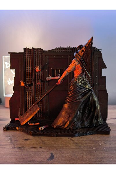 Pilovestik Pyramid Head Dioraması - Silent Hill'den Elle Boyanmış Figür