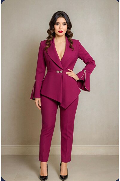 Divin store Fuchsia suit with metallic accessories