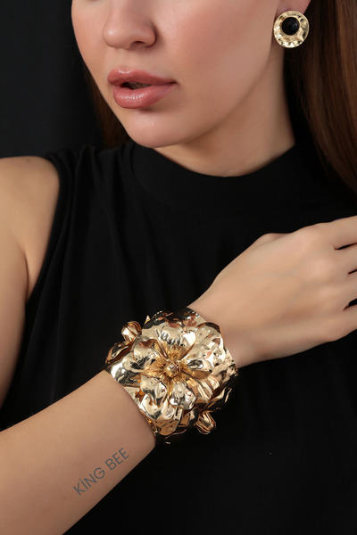 King Bee GOLD RENK ZAR MODEL KABARTMALI ÇİÇEK FİGÜRLÜ BÜYÜK METAL KELEPÇE BİL...