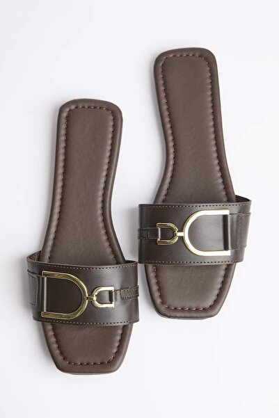 TRENDYOL SHOES شبشب نسائي بتفاصيل إكسسوارات معدنية باللون البني الداكن TAKSS2...