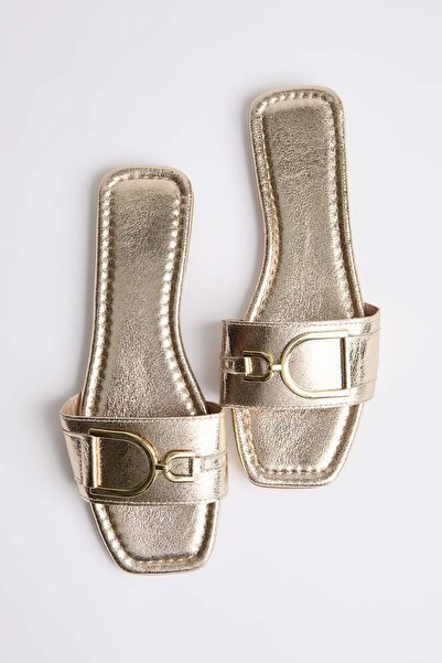 TRENDYOL SHOES شبشب نسائي بتفاصيل إكسسوارات معدنية ذهبية TAKSS25TE00015