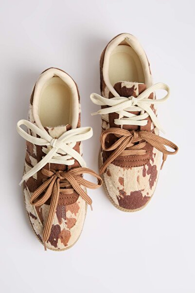 TRENDYOL SHOES Mehrfarbiger Damen-Sneaker mit Kuhmuster und doppelter Schnüru...