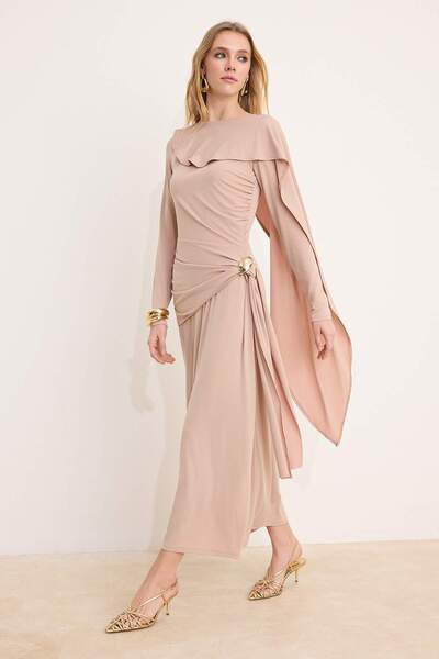 Trendyol Modest فستان ساندي المحجبة ذو التفاصيل المحبوكة المسطحة بدون بطانة م...