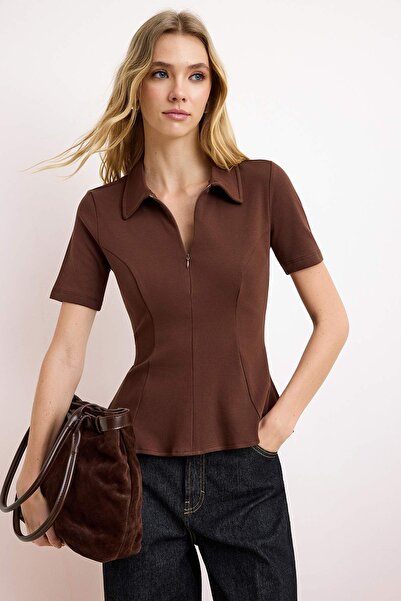 Trendyol Collection Тъмнокафява блуза с пеплум, поло яка, полуцип и къс ръкав...