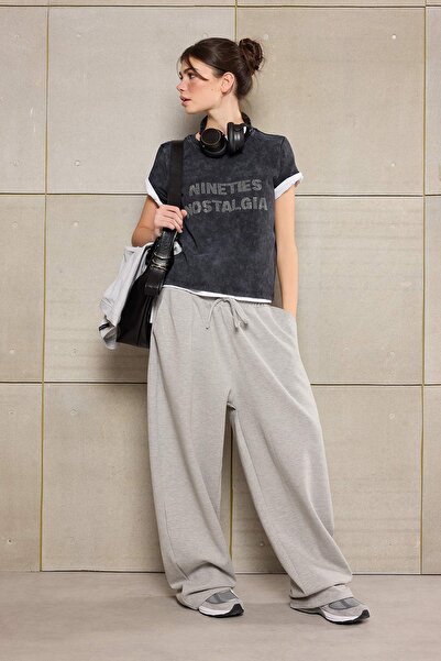 Trendyol Collection Anthrazitfarbenes Slogan-T-Shirt mit regulärer Passform u...