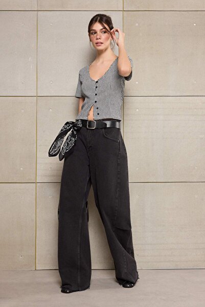 Trendyol Collection Μαύρη καρό πλεκτή μπλούζα με κοντό μανίκι με κουμπιά και ...