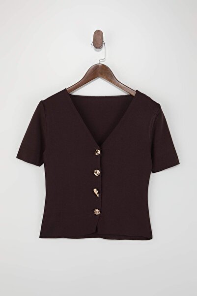 ترينديول كوليكشن بلوزة تريكو بتفاصيل أزرار بنية اللون وياقة على شكل حرف V TWO...