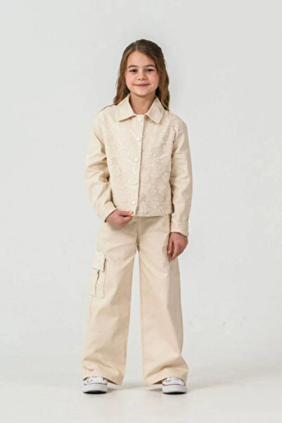 Kidmark Çocuk Modası طقم بنطلون بناتي بتفاصيل زهرة الزنبق منسوج باللون الكريمي